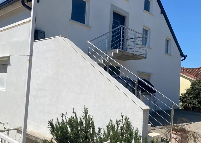 Kate Apartman *